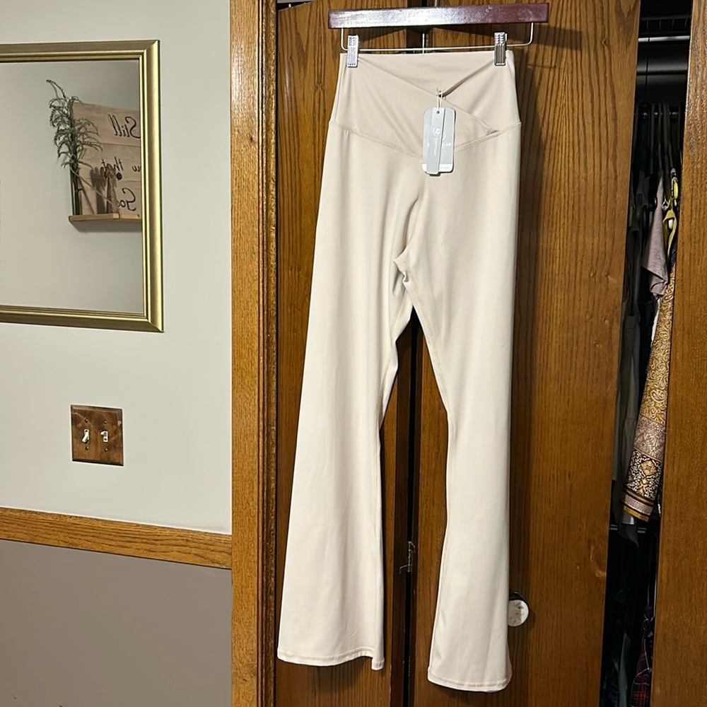 BNWT Topyogas flare bootleg comfortable yoga casual leggings pants M
